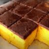 bolo de cenooura com calda de chocolatee