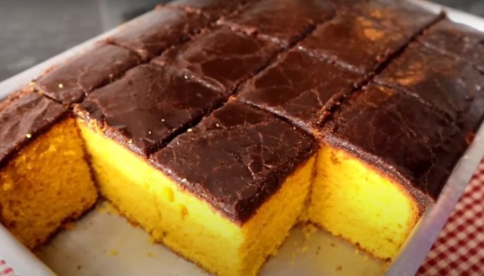 bolo de cenooura com calda de chocolatee